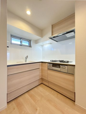 第一上板橋サンライトマンションAH棟のキッチン|動線が短く作業効率がいいL字キッチンです。
新規交換済み
キッチン収納も十分なボリュームがあり、お料理好きな方ならついつい増えてしまう調理器具や食材もスッキリと♪