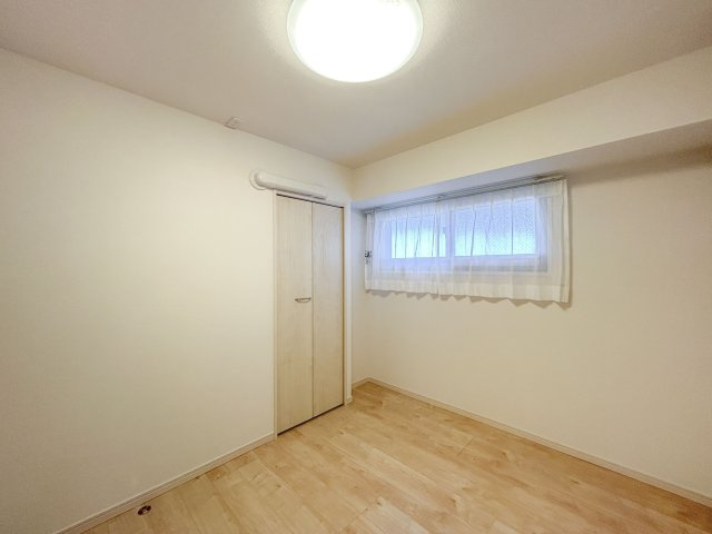 第一上板橋サンライトマンションAH棟の洋室|南向きのバルコニーに面した一室
こちらの居室もバルコニーへ出入り可能です