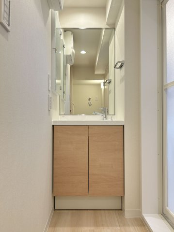 第一上板橋サンライトマンションAH棟の洗面所|洗面台は鏡で身だしなみも整えやすく、朝の慌ただしい時間帯も快適です
洗面台には収納も豊富でスッキリとお使いいただけます
