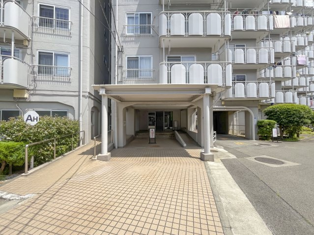 第一上板橋サンライトマンションAH棟のエントランス|重厚感のあるエントランス
安心の防犯カメラシステム
