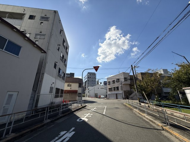 コーポ豊崎の外観|北側前面道路です！東側から撮影！画面右側は豊崎北公園です！