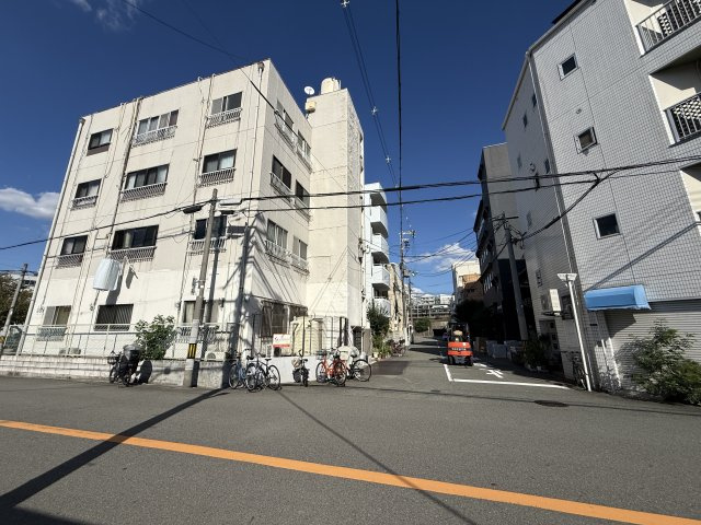 コーポ豊崎の外観|南側前面道路です！西側から撮影！