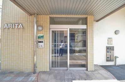 有田ビルのエントランス