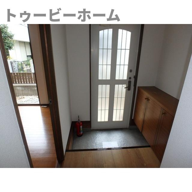 グランカーサA棟の玄関|収納もある玄関です