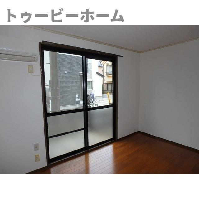 グランカーサA棟の居間・リビング|こちらのリビングで趣味の時間をお楽しみください