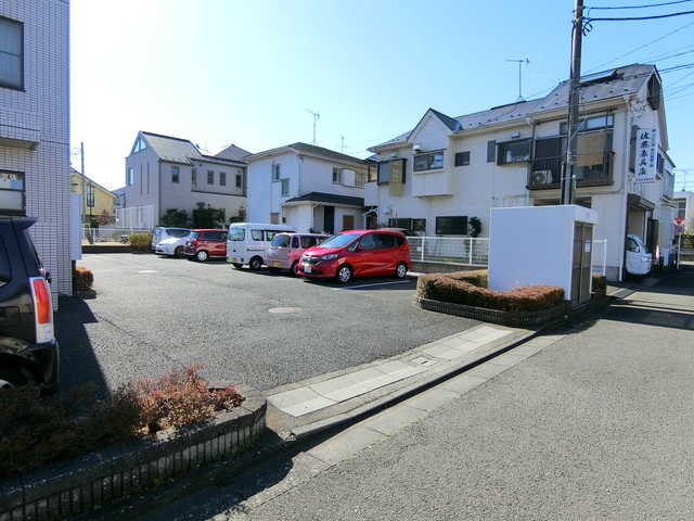 マンション　ラ・ベルヴィの駐車場
