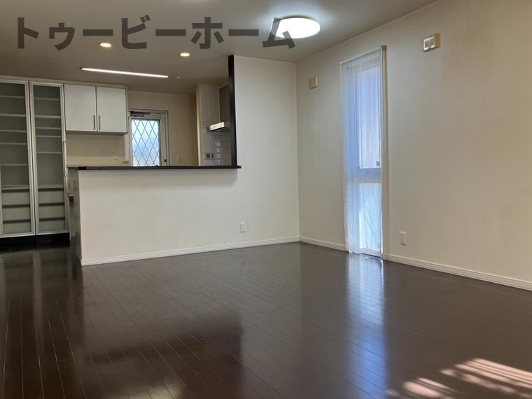 緑町戸建の居間・リビング|ゆったり過ごせる居間です