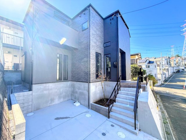 戸塚区上柏尾町　新築戸建て　第5の外観|◆一戸建てを中心とした街並みが整然と続き、周辺は高い建物が建っていないので、緑の多い閑静な趣を感じる環境です。街並みや周辺環境も重要なポイントです！！
