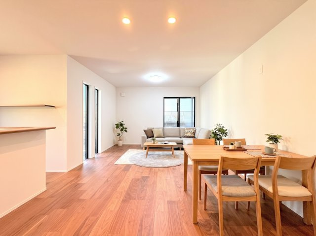 戸塚区上柏尾町　新築戸建て　第5の居間・リビング|◆一家だんらんのスペースとなるＬＤＫ。窓から明るい光が差し込み、思わず家族の会話も弾む快適な空間。(家具はイメージです)