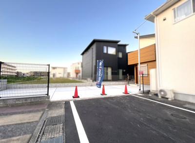 【前面道路含む現地写真】 | 大津市大江1丁目　2区画分譲地　1号地 | 前面道路はゆとりある幅員約6ｍ！車の通行も少なく、お車の出し入れもスムーズ♪小さなお子様のいるご家庭にも安心感があり、子育て世代におすすめの住環境です。