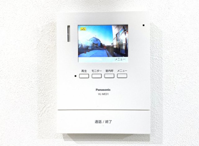 【防犯設備】 | 大津市大江1丁目　2区画分譲地　1号地 | TVモニター付きインターホンを完備！玄関ドアを開ける前に訪問者の顔を確認できるので、防犯面でも安心。お子様のお留守番や突然の来客時にも役立つ、暮らしの安心をサポートする便利な設備です。