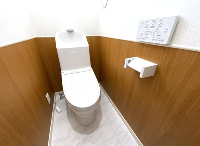 【トイレ】 | 大津市大江1丁目　2区画分譲地　1号地 | 【2階トイレ】1階・2階の両方にトイレを完備！わざわざ階段を上り下りする手間がなく、夜間の利用にも便利。ご家族が多いご家庭でも、使用時間が重なった際に助かる嬉しい設備です！