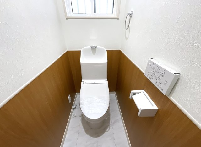 【トイレ】 | 大津市大江1丁目　2区画分譲地　1号地 | 【1階トイレ】トイレは1階・2階のそれぞれに設置！忙しい朝も家族で順番待ちをする心配が少なく、夜間も階段を使わずに利用できて便利、家族みんなが快適に暮らせる嬉しい設備です。
