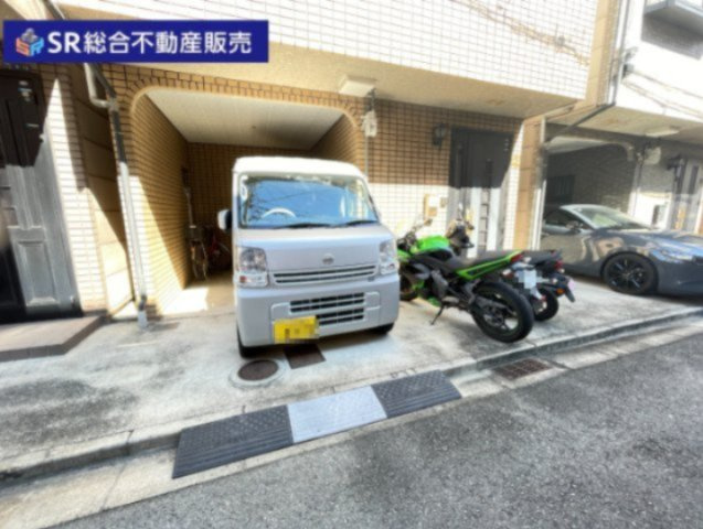中鴻池町1丁目中古戸建の駐車場|弊社は、工務店と関係強化を徹底し、世界情勢やナフサショックの影響を受けずに材料確保を行い、納期も遅れることがございませんので、心配ご無用です！お気軽にご相談下さい。
