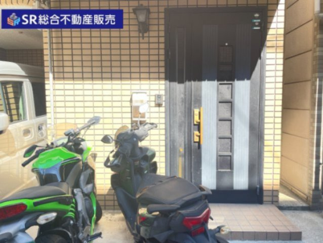 中鴻池町1丁目中古戸建の玄関|リフォームや住宅ローン・東大阪市の不動産の事なら弊社にお任せ下さいませ！
各地域の特徴・グルメ・裏道やその他、細かい情報等も熟知した
東大阪市出身のスタッフが新生活を送るお客様をサポート致します！