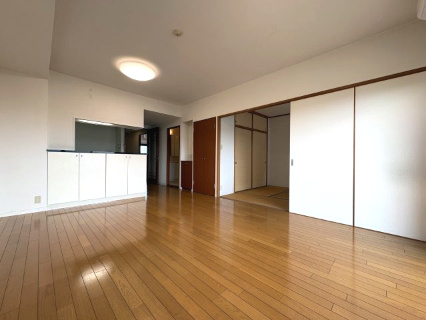 アーサー博多南ステーションの居間・リビング|和室と繋げてより広々とお使いいただくこともできます！