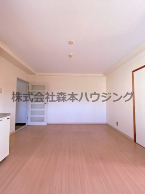 【居間・リビング】 | 　ペルフメリア・コーテラⅡ | ゆったりとした居間です