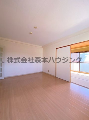【居間・リビング】 | 　ペルフメリア・コーテラⅡ | こちらの居間で趣味の時間をお楽しみください