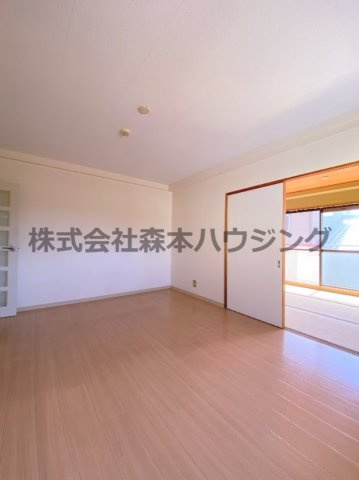 【居間・リビング】 | 　ペルフメリア・コーテラⅡ | こちらの居間で趣味の時間をお楽しみください