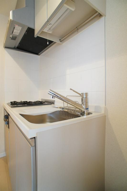 エスティメゾン三軒茶屋Ⅱのキッチン|コンパクトなキッチンで掃除もラクラク