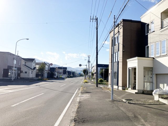 手稲区星置3-6 車庫付３階建の前面道路含む現地写真|南側前面道路幅が広く開放的♪