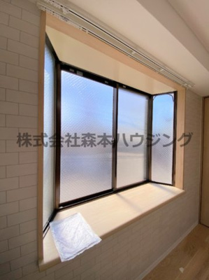 【内装】 | 　ヒカリハイツ | 出窓が明るくしてくれます