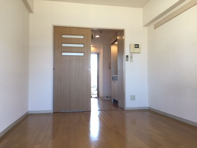 プレール学芸大学弐番館の居間・リビング|こちらのリビングで趣味の時間をお楽しみください