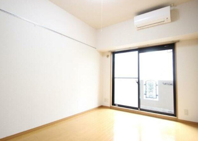 【居間・リビング】 | メインステージ平和島 | 大きな窓で明るいお部屋です。