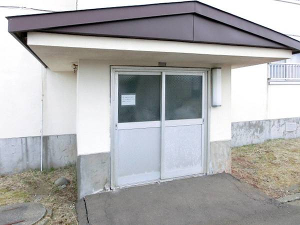 ビレッジハウス白鳥台1号棟のエントランス