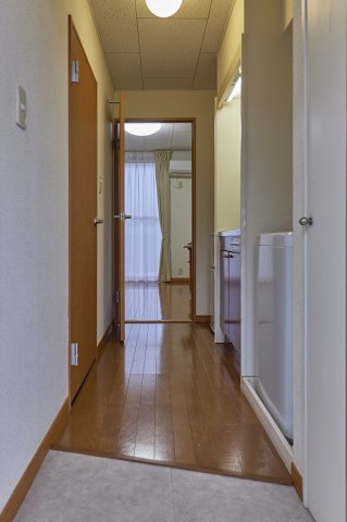 レオパレスセジュール弐番館の玄関