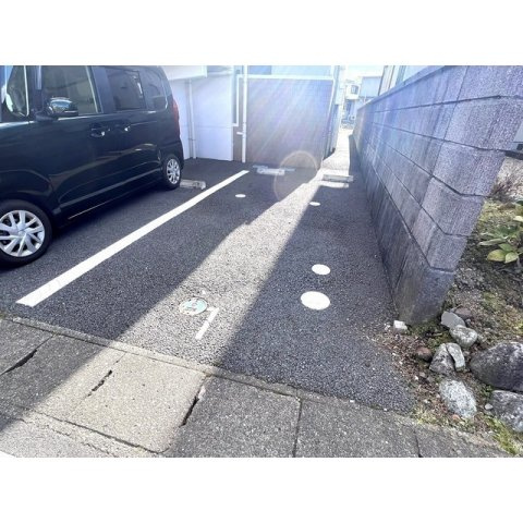 コーポベル新橋の駐車場
