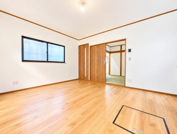 宇治市 伊勢田町 浮面　中古 一戸建ての居間・リビング|明るい木目のフローリングが広がる、開放感のあるリビングです。隣接する和室とは引き戸でつながり、扉を開ければさらにゆったりとした空間に！家族団らんやお子様の遊び場など、暮らしに合わせて活用できます。