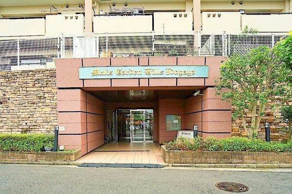 モリスガーデンヒルズ井土ヶ谷のエントランス|清掃もしっかりさせており、とてもきれいなエントランス！
重厚感もあるエントランスが、 気持ちよく迎え入れてくれます！ 