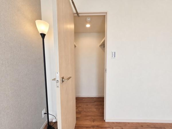 ライオンズマンション平間駅前の収納|WICでお部屋もスッキリと利用できます！
洋服以外にも収納できるのは嬉しいポイント！