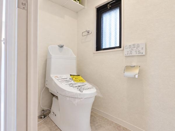 ライオンズマンション平間駅前のトイレ|清潔感のある内装のすっきりとしたデザインのトイレです。
水周りが綺麗だと安心ですね。
