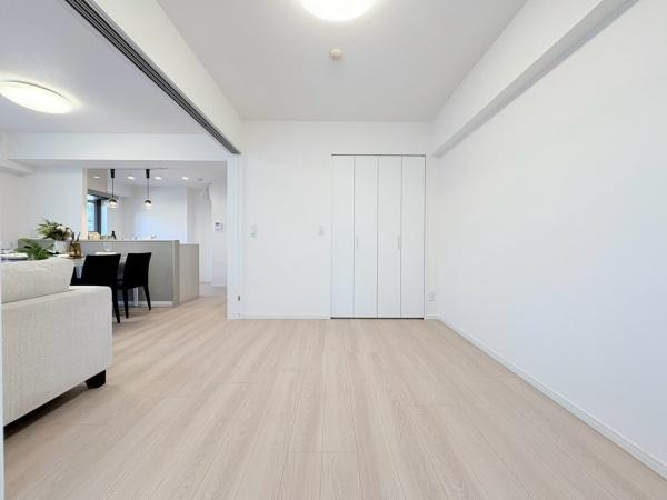 シーズガーデン大和の洋室|洋室６帖！リビングに繋がるお部屋でリビングと合わせて広くご使用いただくことも、可動式扉を閉めて一つのお部屋としてお使いいただくこともできます。