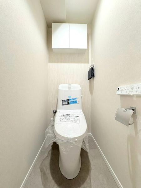 シーズガーデン大和のトイレ|清潔感のあるトイレですね。温水洗浄便座を備え壁付けリモコンで操作しやすい仕様です！