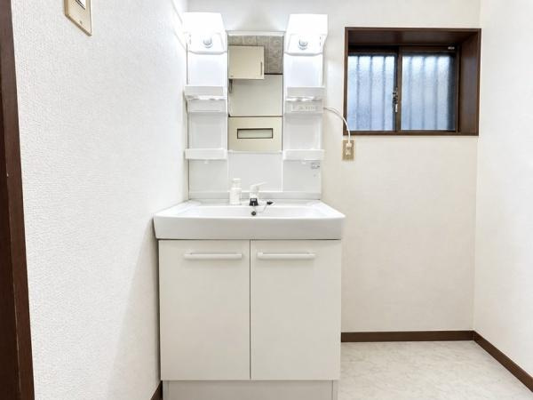 【独立洗面台】 | ※AI加工によって動産物は撤去しています。