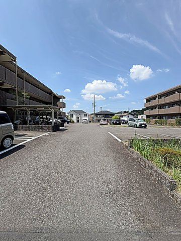 ピアネーズ神ノ倉の駐車場