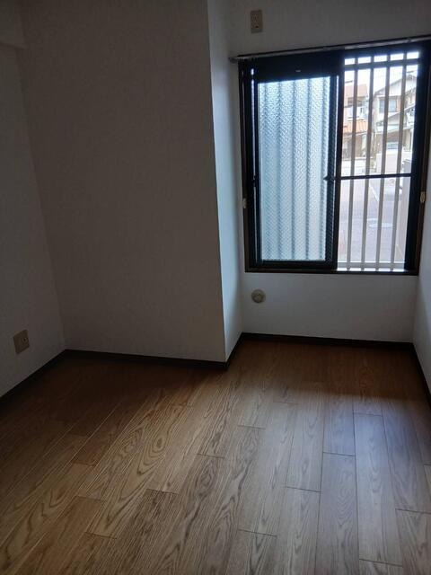 ジーオー尾西の洋室
