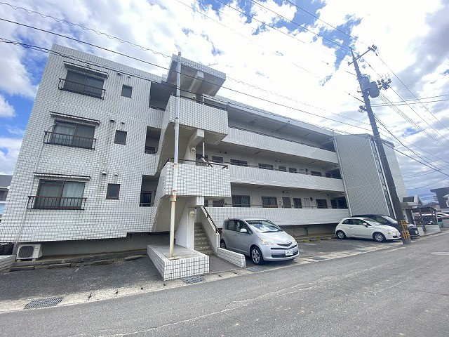 ２１ハイツ辰巳の駐車場