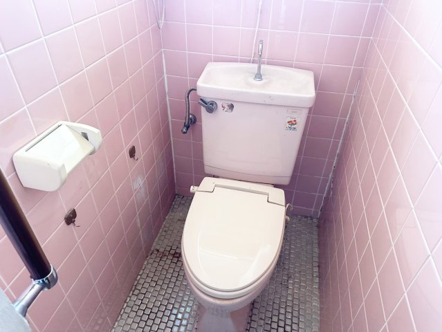 堺市西区宮下町の中古一戸建のトイレ|トイレ内に窓があるので、換気しやすく匂いもこもりませんね！