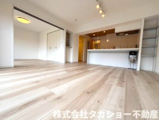 【居間・リビング】 | 東千葉ハイツ　参号棟 | 広々としたリビングは、白を基調とした内装で清潔感あふれる快適な空間。陽当りも良好で、明るい陽射しに包まれながら、家族みんなで心地よい時間をお過ごしいただけます☆彡
