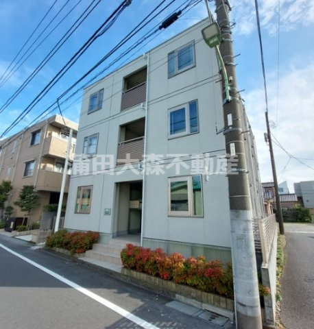 グリーンパルコンの外観|2012年3月築　PCプレキャストコンクリート造地上3階建て総戸数6戸の人気賃貸マンション
京浜急行本線大森町駅徒歩9分、平和島駅徒歩14分、東京都大田区大森東3丁目　TVモニター付オートロック！