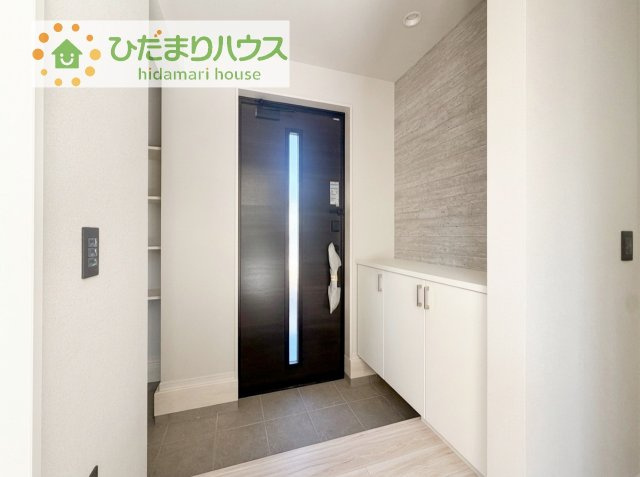 【玄関】 | つくば市要4期　新築戸建　2号棟 | 玄関がひろいので親子で並んで仲良く靴が履けますね(^^)/
