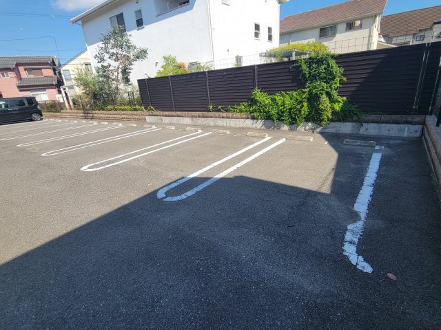 ランドロワ　クロレの駐車場