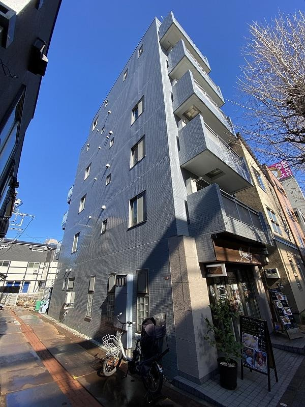 青木ヒルズのエントランス|建物の内部です