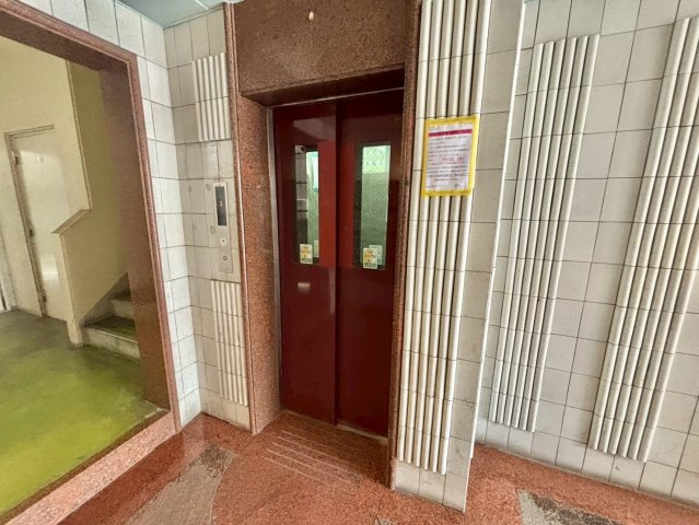 岡町中村コーポのエントランス