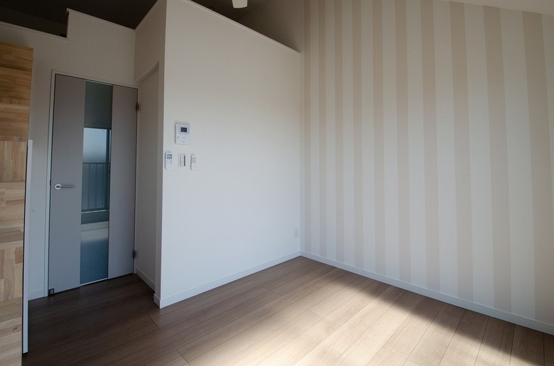 川崎市多摩区生田８丁目のアパートの居間・リビング