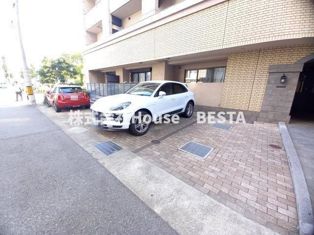 ナタリー神戸の駐車場